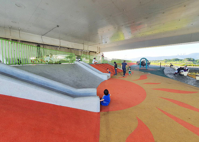 日光水岸廣場@社子大橋(特色遊戲場-滑步車場)
