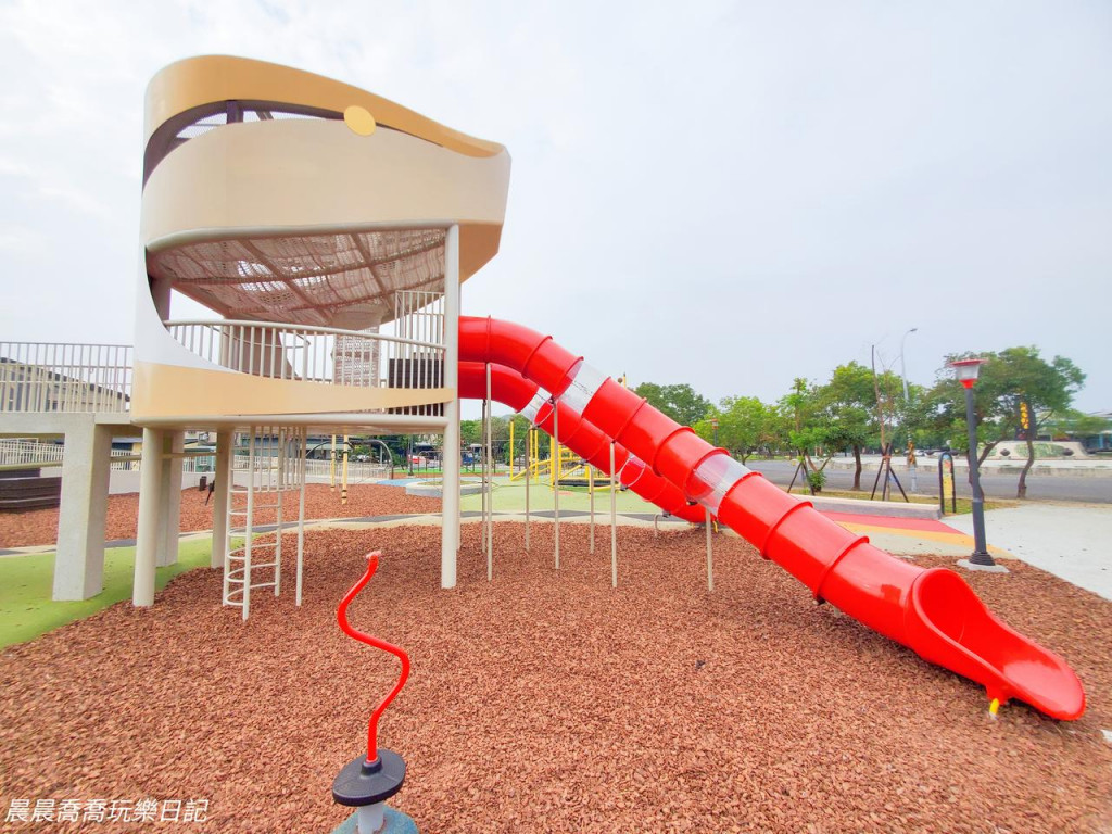 新來義共融公園(百步蛇高塔-特色遊戲場)