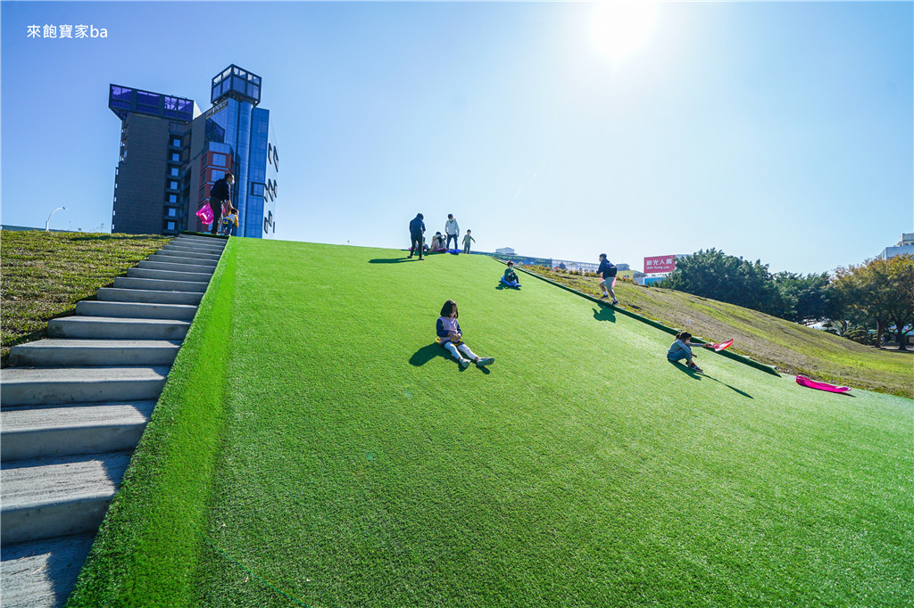 高雄中央公園-中央公園特色遊戲場(大型滑草場)