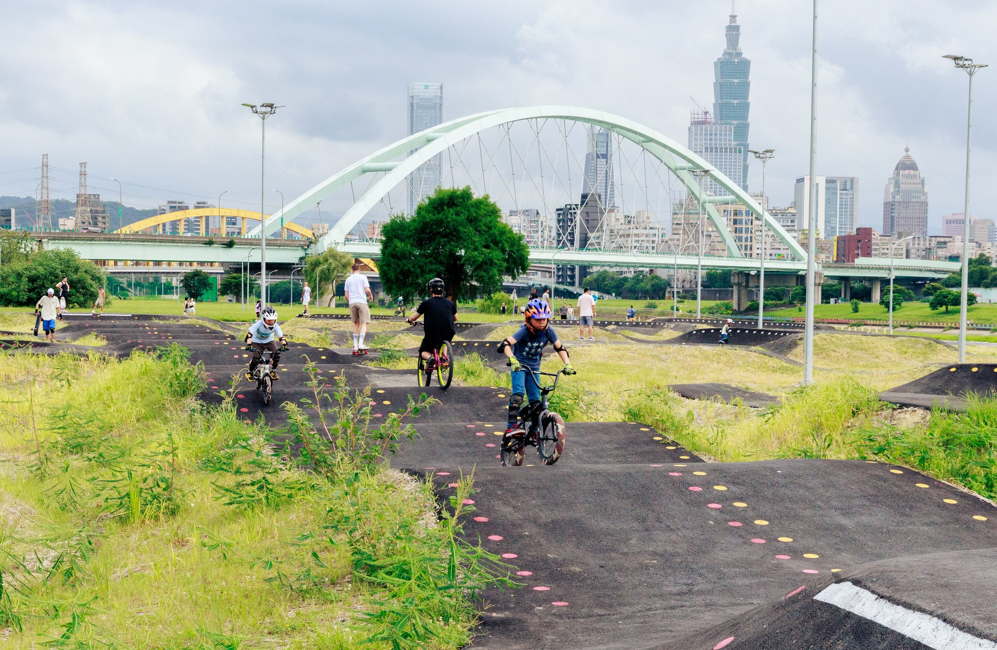 彩虹河濱輪狀車練習場pump track(滑步車場)