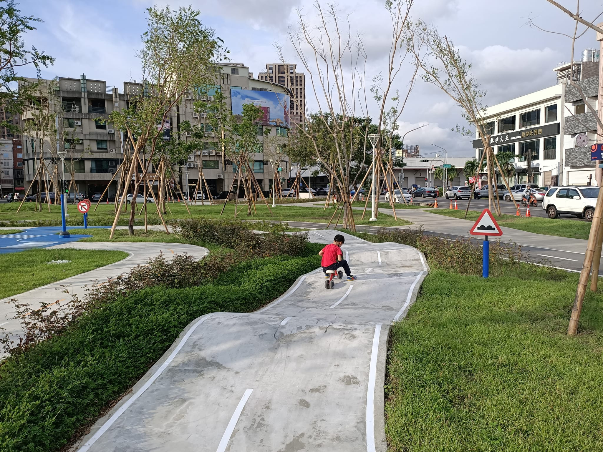 聯興公園(滑步車場-交通訓練場-特色遊戲場)