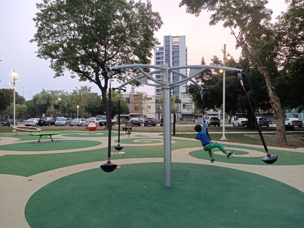 蓮池潭兒童公園-蓮池潭綜合遊樂區-三隻小豬迷宮公園(特色遊戲場)
